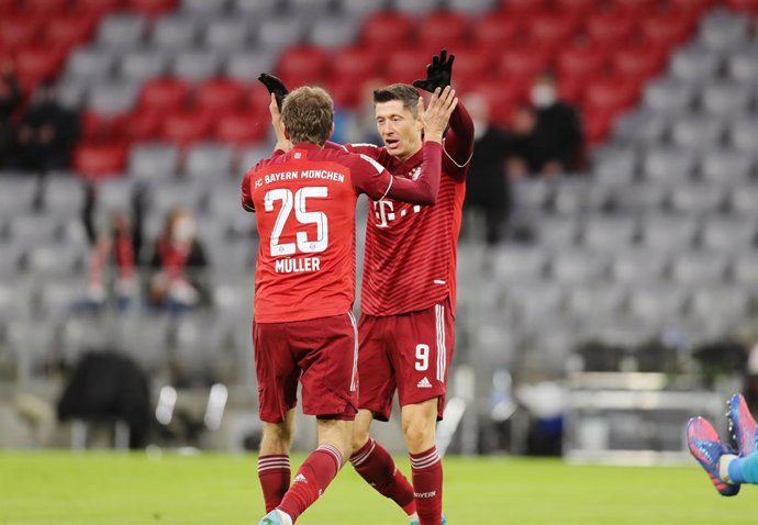 Archivo - Thomas Muller of Bayern Munich celebrates his goal 1-0 with Robert Lewandowski during the German championship Bundesliga football match between Bayern Munich and RB Leipzig on February 5, 2022 at Allianz Arena in Munich, Germany - Photo Marcel