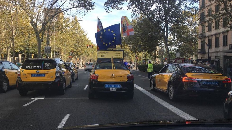Archivo - Taxistas se manifestan en Barcelona