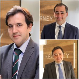 El nuevo socio de consumo y retail, Eloy Rodríguez; el nuevo socio de industria y operaciones, Luis López Díaz-Merry; y el nuevo socio responsable del área de servicios financieros, Manuel García-Ramos.