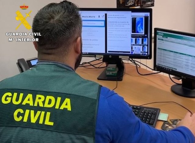 Archivo - Agente de la Guardia Civil investiga delitos. Foto Archivo.