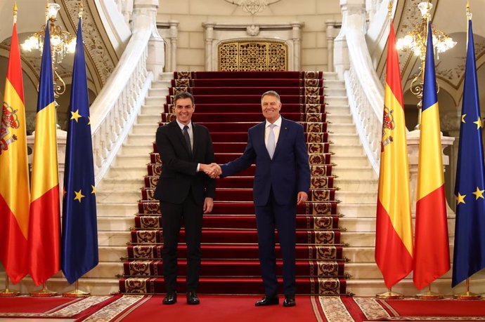 El presidente del Gobierno, Pedro Sánchez, y el presidente de Rumanía, Klaus Iohannis