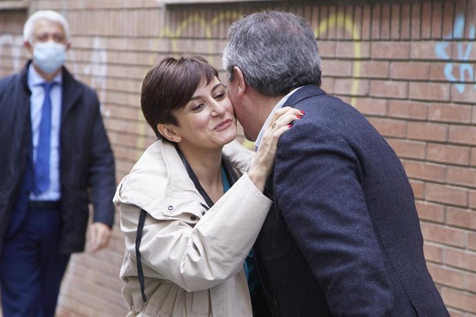 La ministra de Política Territorial y portavoz del Gobierno de España, Isabel Rodríguez saluda al senador, Juan Espadas, durante el encuentro en la Sede del PSOE-A, a 17 de marzo de 2022 en Sevilla (Andalucía, España)