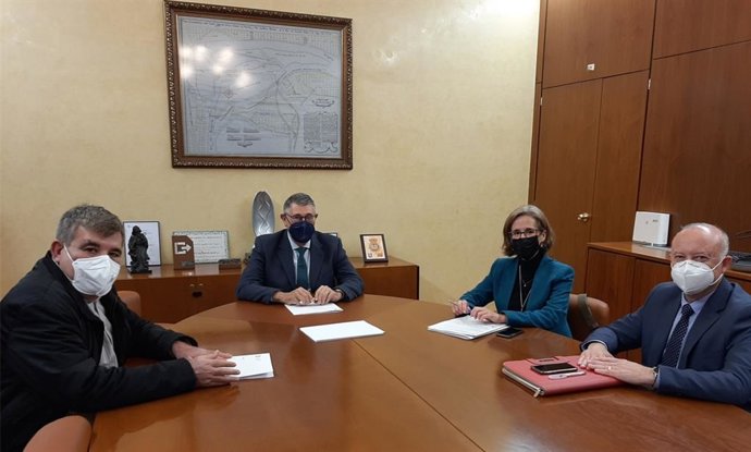 El Presidente de la Confederación Hidrográfica del Segura (CHS), Mario Urrea, acompañado por el Comisario de Aguas, Javier García, ha mantenido una reunión de trabajo con la Directora Gerente de Empresa Municipal de Aguas de Murcia (Emuasa), Inmaculada 