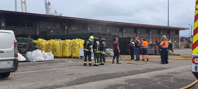 Intervención de bomberos de Gijón para sofocar un incendio en un almacén de pescadores en el puerto gijonés de El Musel