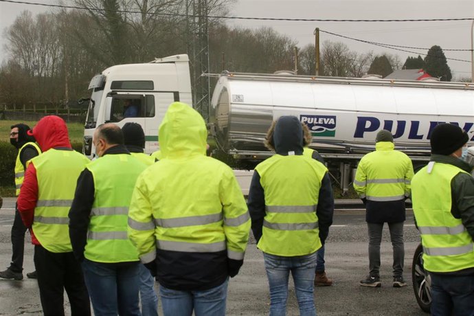 Transportistas forman piquetes en la carretera N-VI en el tercer día de huelga indefinida del transporte de mercancías, a 16 de marzo de 2022, en Rábade, Lugo, Galicia (España). El paro, convocado a nivel nacional por la Plataforma para la Defensa del S