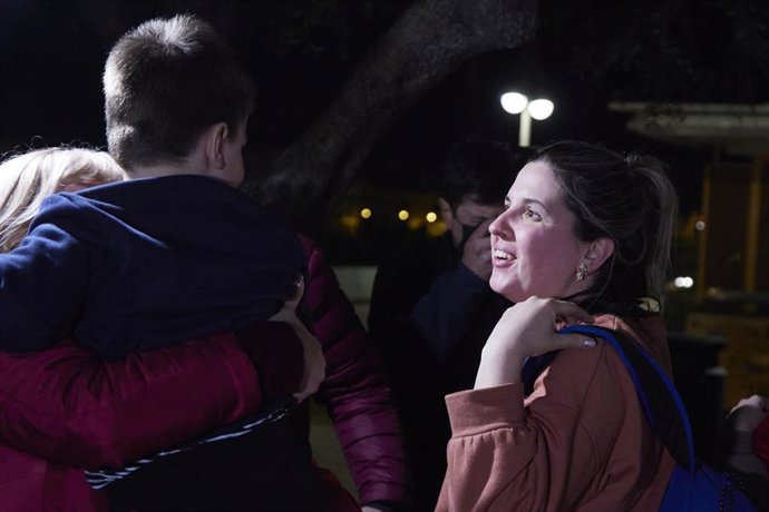Una ucraniana, recién llegada, emocionada al ver a su familia durante la llegada de ucranianos a Sevilla por la invasión de Rusia, a 8 de marzo de 2022 en Sevilla (Andalucía, España)
