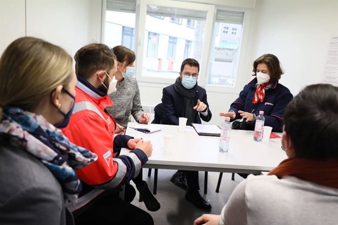 El presidente de la Generalitat, Pere Aragons, en una visita sobre la acogida de refugiados durante su viaje oficial a Alemania.
