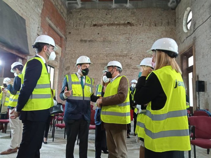 El presidente de la Junta de Andalucía visita el interior de la casa consistorial de Almería junto con el alcalde y otras autoridades.