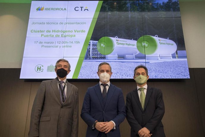 Jornada técnica sobre el nuevo clúster del hidrógeno verde Puerta de Europa, organizada por CTA e Iberdrola, y que ha sido inaugurada por el consejero de Hacienda y Financiación Europea de la Junta de Andalucía, Juan Bravo.