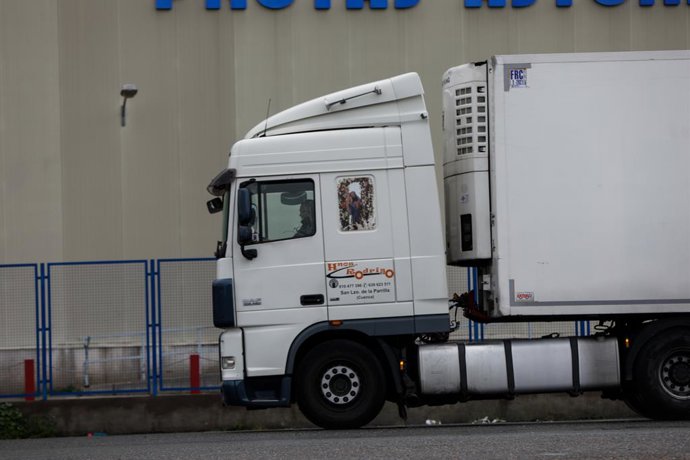 Archivo - Un camión llega a Mercamadrid el mismo día en el que el Gobierno ha anunciado que eleva de 9 a 11 horas el máximo diario de conducción en el transporte a partir de este miércoles, con el fin de flexibilizar así el régimen de tiempos de conducc