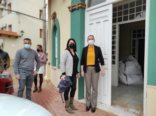 La delegada de Turismo y la alcaldesa de La Puerta de Segura en su visita al Teatro Municipal