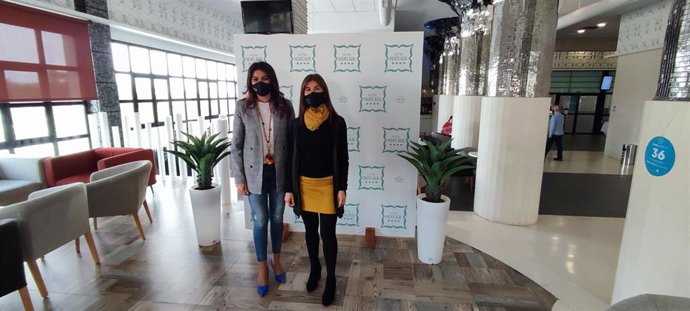 La delegada territorial de Turismo de la Junta en Málaga, Nuria Rodríguez, visita el Hotel Puente Real de Torremolinos junto a la directora.