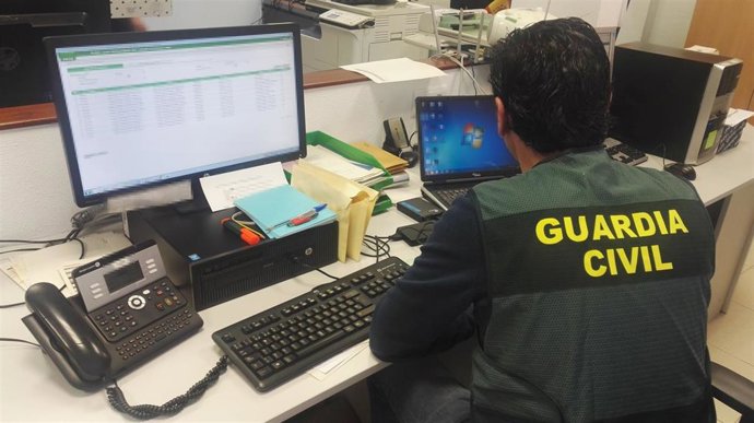 Archivo - Agente de la Guardia Civil trabajando ante un ordenador en imagen de archivo