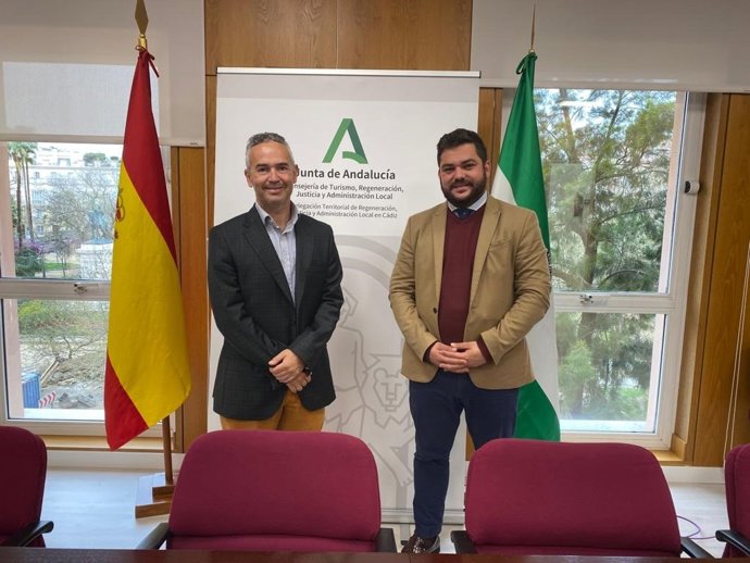 El delegado territorial de Regeneración, Justicia y Administración Local de la Junta de Andalucía en Cádiz, Miguel Rodríguez, junto al nuevo juez decano, Antonio Rodríguez.