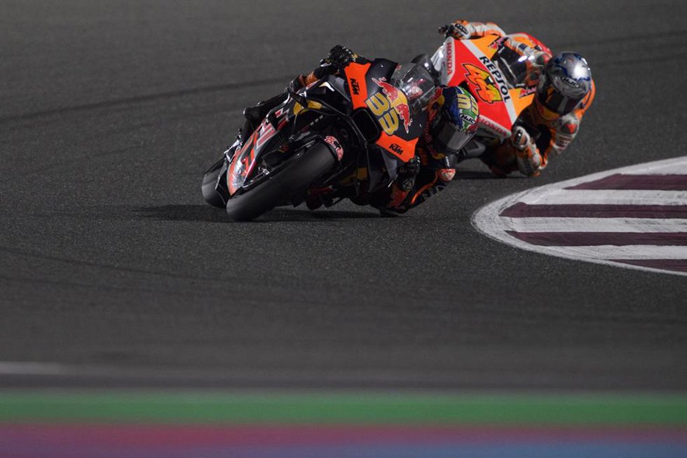 Pol Espargaró persigue a Brad Binder durante el Gran Premio de Catar de 2022