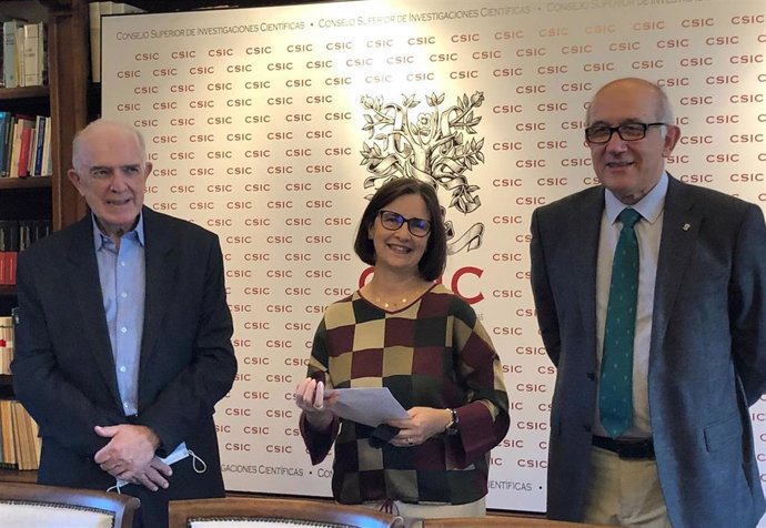 O presidente da Fundación Juava de Veiga, Enrique Sáez Ponche, a xefa do grupo VIOR, Maria da Carmen Martínez Rodríguez, e o delegado institucional en Galicia do CSIC, Javier Rei Campos, na presentación dos resultados da investigación.