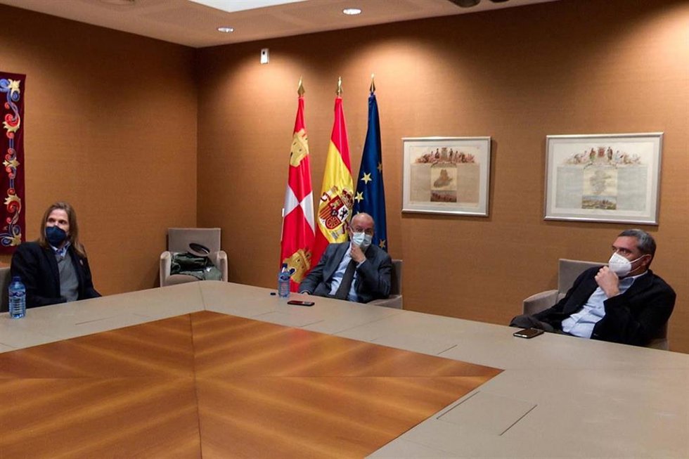 Los procuradores de Unidas Podemos, Pablo Fernández (i); Ciudadanos, Francisco Igea (c); y Por Ávila, Pedro Pascual; en la reunión mantenida en las Cortes.
