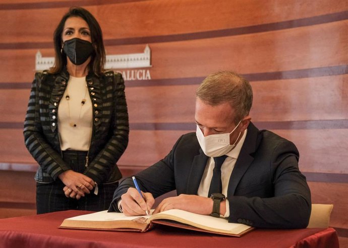 Marta Bosquet y Ander Gil, este jueves en el Parlamento de Andalucía