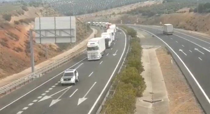 La Guardia Civil escolta a convoyes de camiones de mercancías para evitar los piquetes por el paro de transportistas