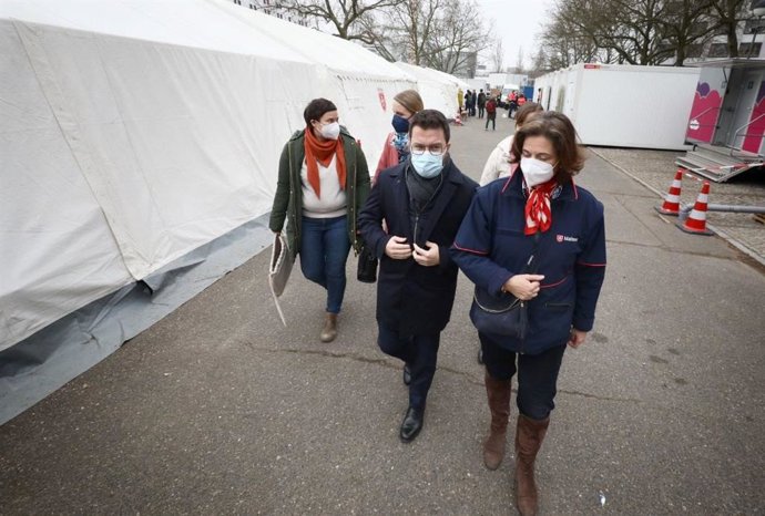 El presidente de la Generalitat, Pere Aragons, en una visita a un punto de llegada de refugiados en Alemania.