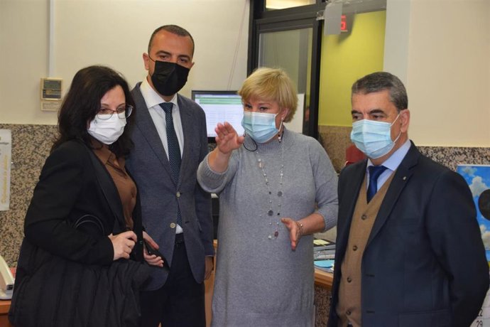 El delegado territorial de Regeneración, Justicia y Administración Local, Javier Millán, visita el Registro Civil de Dos Hermanas.