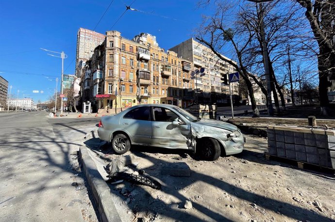 16 March 2022, Ukraine, Kiev: A damaged vehicle is seen at an empty intersection during the 35-hour curfew imposed by authorities in the Ukrainian capital. Photo: Daniel Ceng Shou-Yi/ZUMA Press Wire/dpa