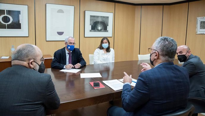 El director gerente de Visocan, Víctor García, se reúne con representantes de Fepeco