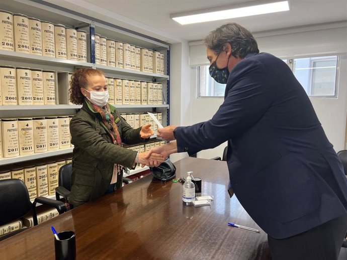 El consejero de Obras Públicas en el inicio de las indemnizaciones de derribos