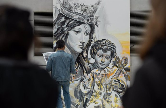 El pintor Luis Lonjedo realiza, con motivo de las Fallas de 2022, en directo y en pleno centro de Valncia, un gran mural de tres metros de altura de la Virgen de los Desamparados.