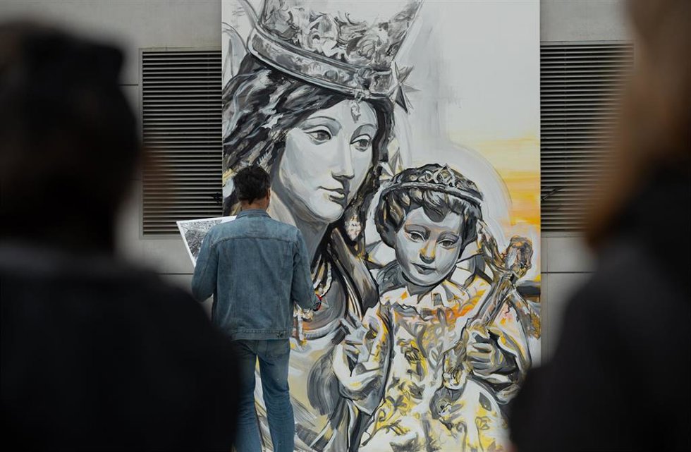 El pintor Luis Lonjedo realiza, con motivo de las Fallas de 2022, en directo y en pleno centro de Valncia, un gran mural de tres metros de altura de la Virgen de los Desamparados.