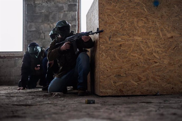 Varios civiles, con fusiles de asalto, durante un entrenamiento, a 5 de marzo de 2022, en Lviv (Ucrania). 