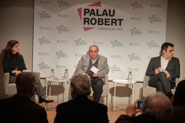 La directora dels Premis El Temps de les Arts, Ariadna Mas; l'editor Eliseu Climent; i el secretari de Difusió de la Generalitat, Jofre Llombart, durant la presentació dels II Premis El Temps de les Arts al Palau Robert