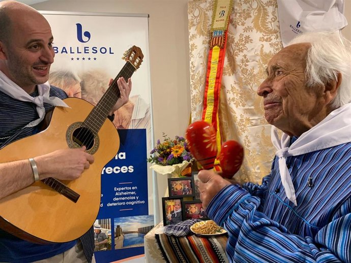 Un anciano en uan sesión de musicoterapia