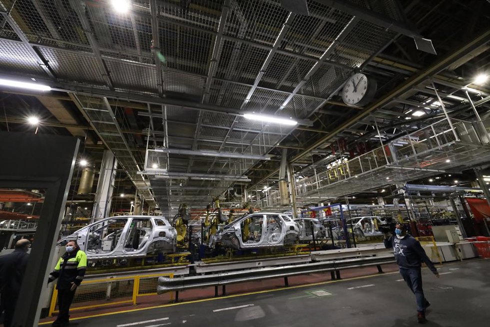 Archivo - Trabajadores durante su jornada laboral en la planta de Opel/PSA de Figueruelas.