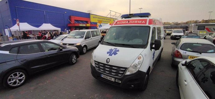 Un médico conduce desde Valncia a la frontera de Ucrania una ambulancia donada a Juntos por la Vida