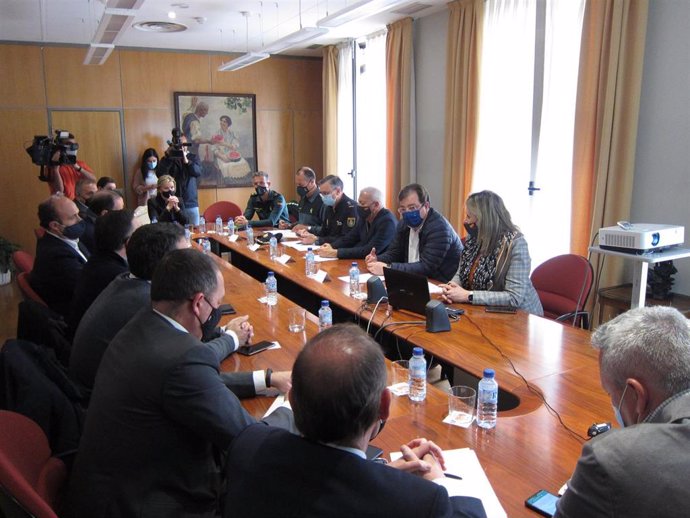 Reunión en la Delegación del Gobierno con representantes de los sectores afectados por la portesta de la plataforma de transportes