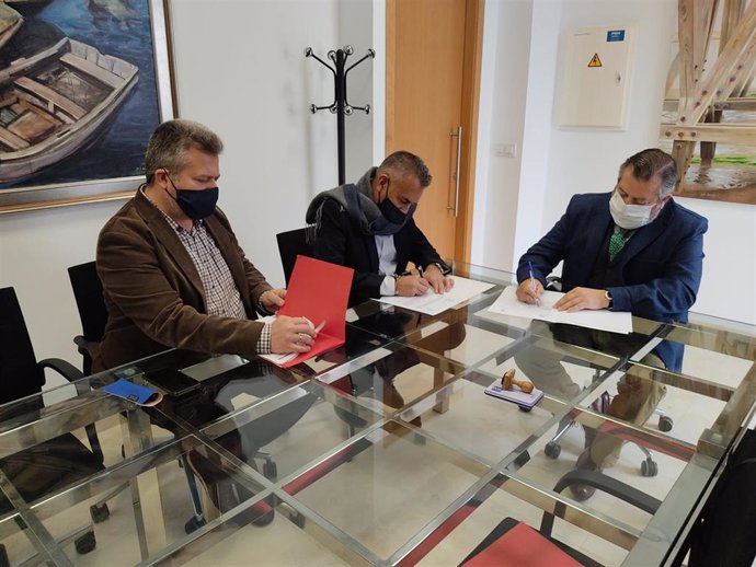 El delegado territorial de Regeneración, Justicia y Administración Local de la Junta en Huelva, Alfredo Martín, y el alcalde de Isla Cristina, Jenaro Orta Pérez, han firmado un convenio sobre menores infractores.