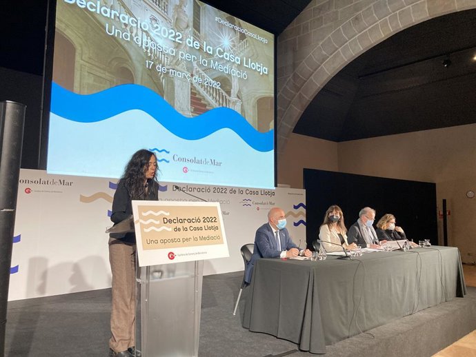 La presidenta del Parlament, Laura Borrs, al costat del secretari general de Justícia, Joaquim Clavaguera; la presidenta de la Cambra de Barcelona, Mnica Roca, i el cnsol major del Consolat de Mar, Jordi Domingo