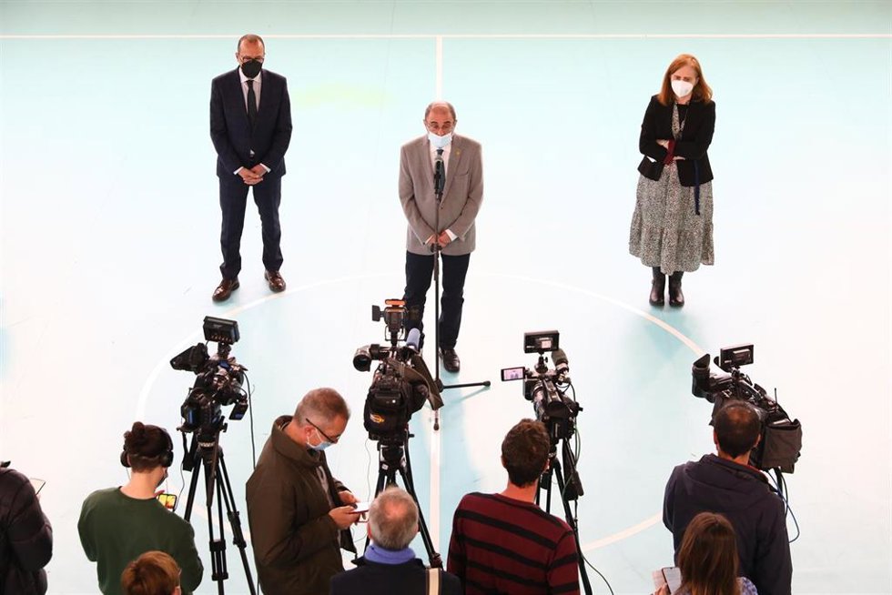 El presidente de Aragón, Javier Lambán, atiende a los medios de comunicación en el centro educativo 'Río Sena' de Zaragoza.