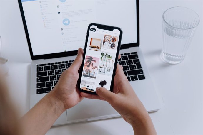 Un usuario con un dispositivo iPhone