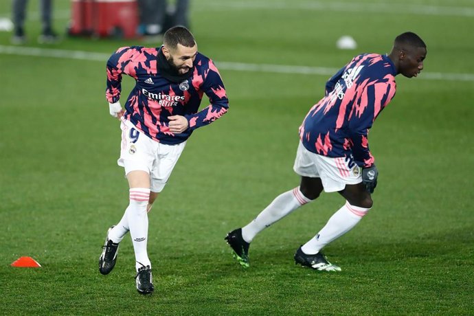 Archivo - Karim Benzema y Ferland Mendy calentando antes de un partido con el Real Madrid