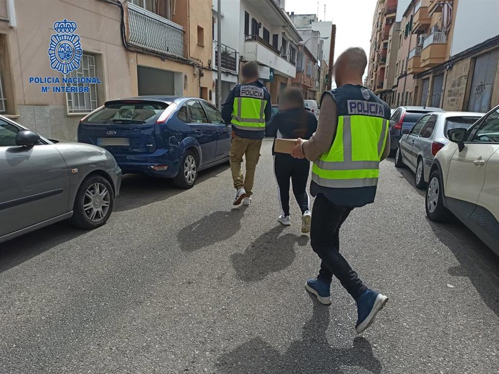 Agentes de la Policía Nacional durante la detención de una de las integrantes del grupo criminal dedicado a la trata de personas con fines de explotación sexual.