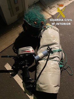 Artes de pesca y embarcación incautada a los detenidos con 350 kilos de lubinas