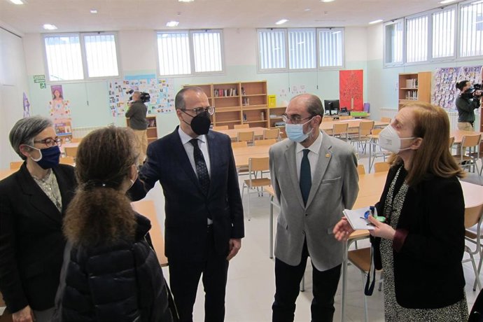 El presidente de Aragón, Javier Lambán, durante su visita al centro 'Río Sena' de Zaragoza.