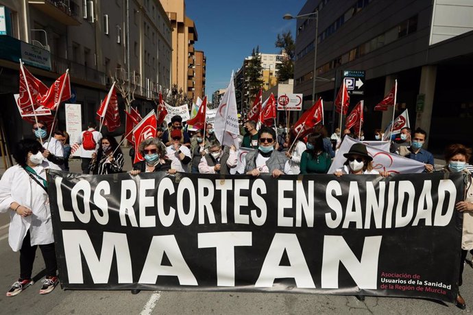 Varias personas con una pancarta en la que se lee: 'Los recortes en sanidad matan', durante una manifestación en defensa de la atención primaria, a 12 de marzo de 2022, en Murcia.