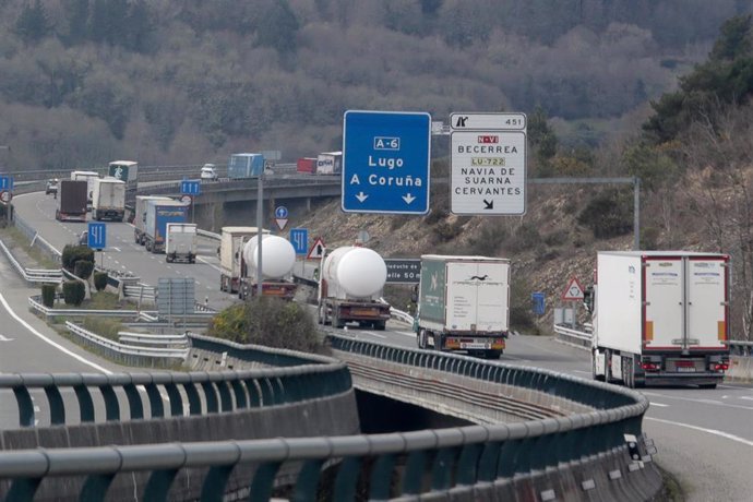 Cola de camiones por la A6 en dirección A Coruña, durante el cuarto día de paros en el sector de los transportes, a 17 de marzo de 2022, 