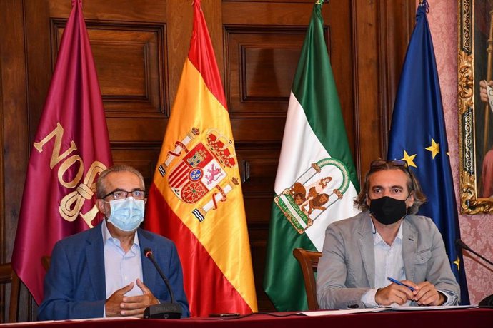 De izquierda a derecha, el delegado de Hábitat Urbano y Cohesión Social, Juan Manuel Flores, y el gerente de Emvisesa, Felipe Castro.