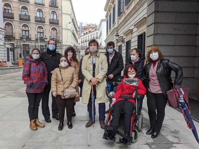 Personas con discapacidad junto al Congreso tras la aprobación de la Ley General de Derechos de las Personas con Discapacidad y de su Inclusión Social.