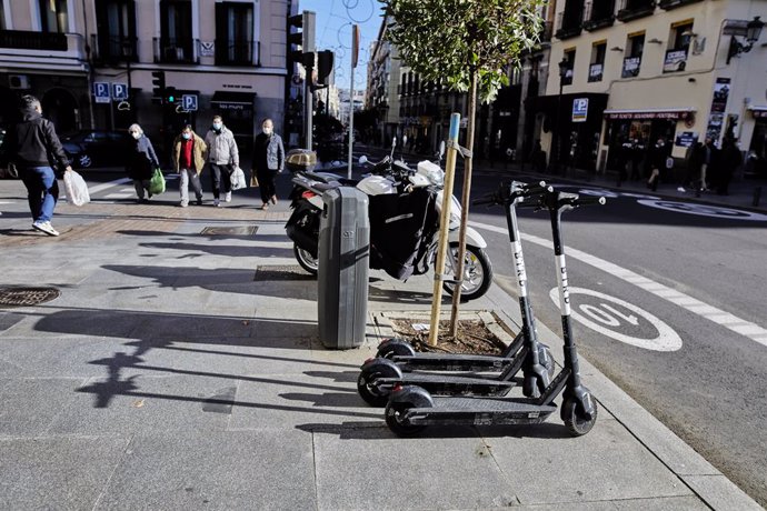 Archivo - Varios patinetes eléctricos estacionados en el centro de Madrid (España), a 3 de enero de 2021. Los vehículos de movilidad personal, entre los que se encuentran los patinetes, son considerados desde este sábado vehículos "a todos sus efectos" 
