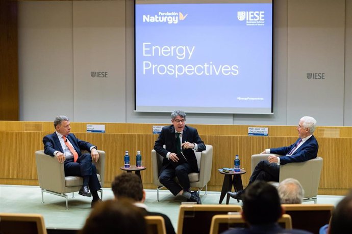 Archivo - Los exministros Álvaro Nadal y Jordi Sevilla intervienen en un encuentro organizado por IESE Business School y Fundación Naturgy